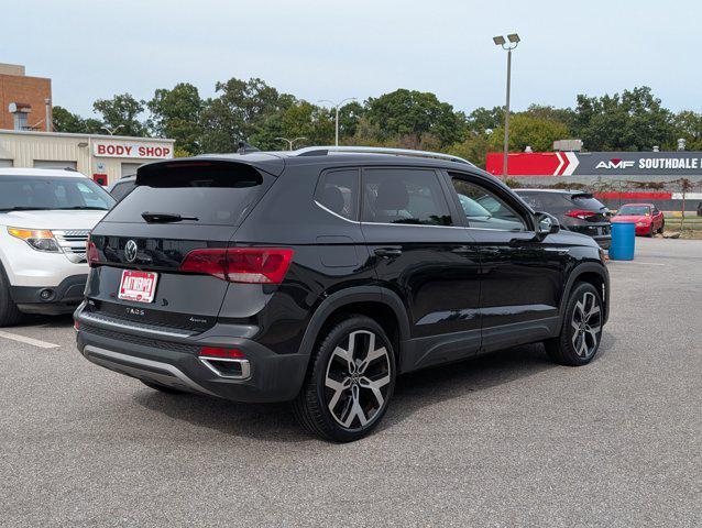 2022 Volkswagen Taos SEL photo 3
