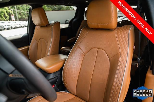 Photo of 2022 Brilliant Black Crystal Pearlcoat Chrysler Pacifica