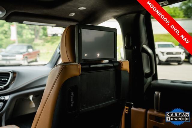 Photo of 2022 Brilliant Black Crystal Pearlcoat Chrysler Pacifica
