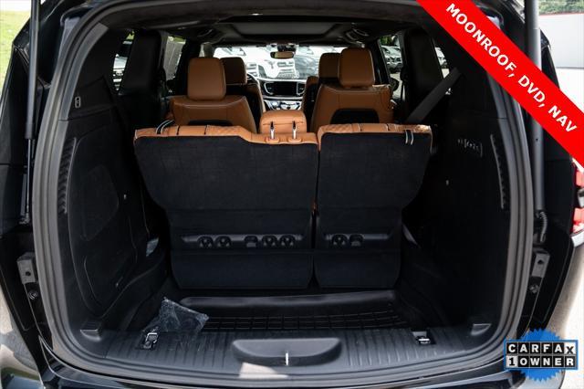 Photo of 2022 Brilliant Black Crystal Pearlcoat Chrysler Pacifica