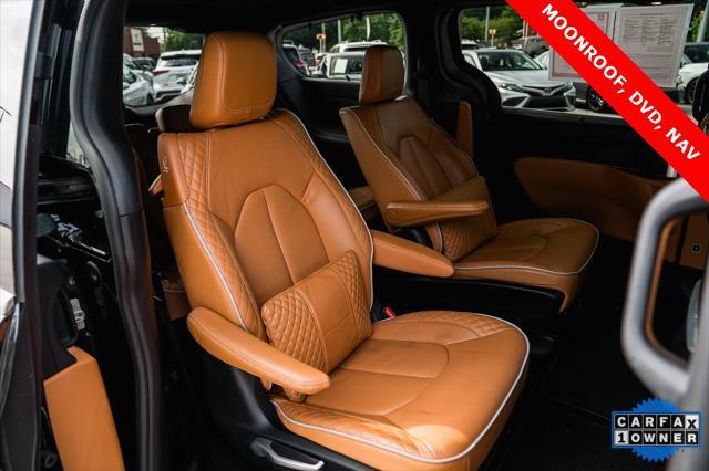 Photo of 2022 Brilliant Black Crystal Pearlcoat Chrysler Pacifica