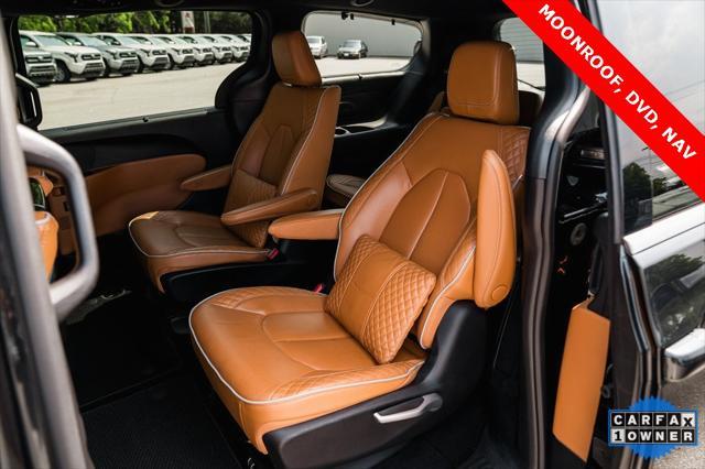 Photo of 2022 Brilliant Black Crystal Pearlcoat Chrysler Pacifica