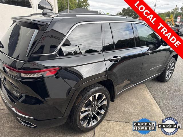 Photo of 2023 Diamond Black Crystal Pearlcoat Jeep Grand Cherokee