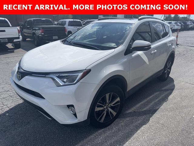 Photo of 2018 Super White Toyota RAV4