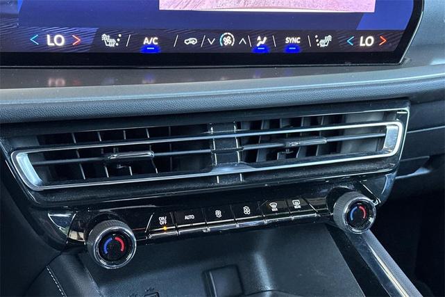 Photo of 2025 Summit White Chevrolet Traverse