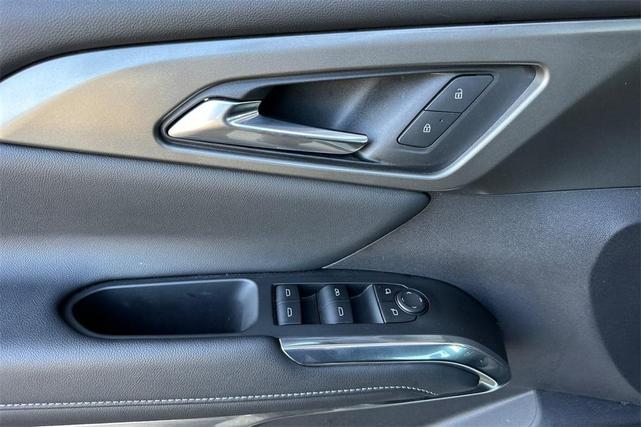 Photo of 2025 Summit White Chevrolet Traverse