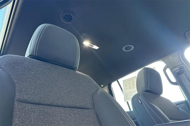 Photo of 2025 Summit White Chevrolet Traverse