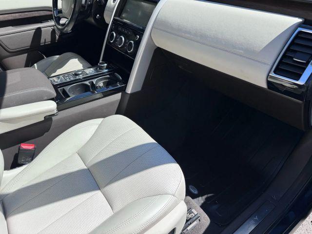 Photo of 2017 Lorie Blue Land Rover Discovery