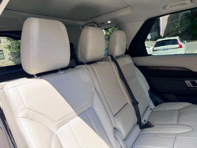 Photo of 2017 Lorie Blue Land Rover Discovery