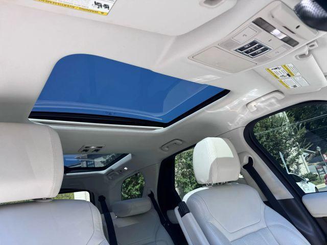 Photo of 2017 Lorie Blue Land Rover Discovery