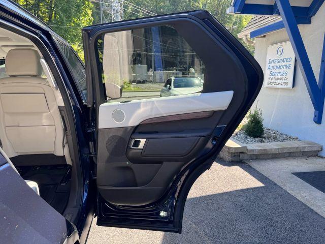 Photo of 2017 Lorie Blue Land Rover Discovery
