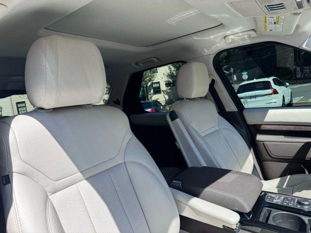 Photo of 2017 Lorie Blue Land Rover Discovery