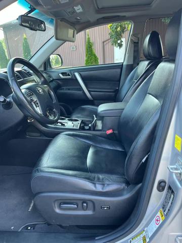 Photo of 2011 Titanium Toyota Highlander