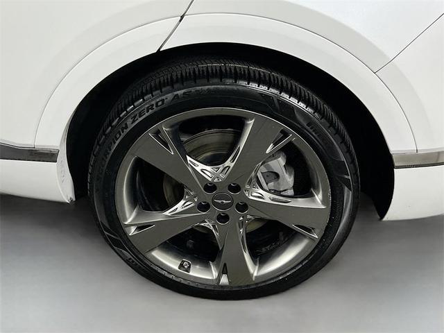 Photo of 2022 White Genesis GV80