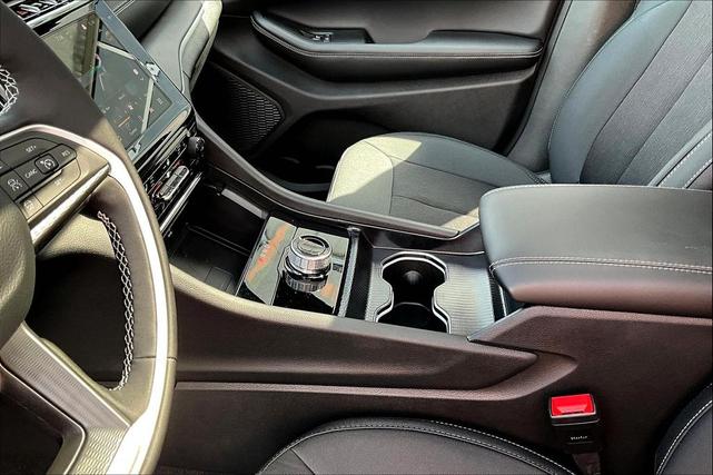Photo of 2025 Diamond Black Crystal Pearlcoat Jeep Grand Cherokee