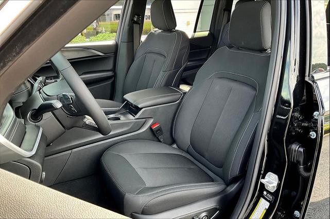 Photo of 2025 Diamond Black Crystal Pearlcoat Jeep Grand Cherokee