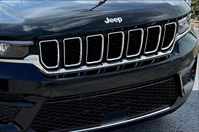 Photo of 2025 Diamond Black Crystal Pearlcoat Jeep Grand Cherokee