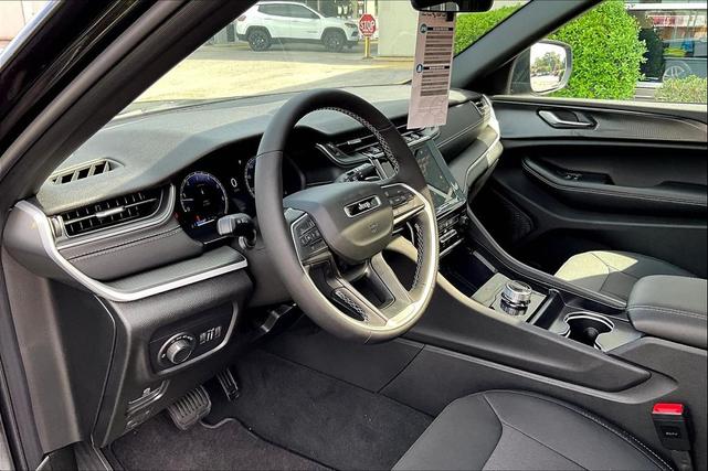 Photo of 2025 Diamond Black Crystal Pearlcoat Jeep Grand Cherokee