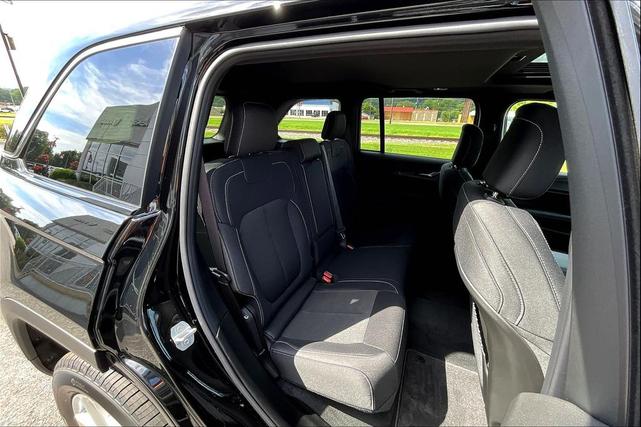 Photo of 2025 Diamond Black Crystal Pearlcoat Jeep Grand Cherokee