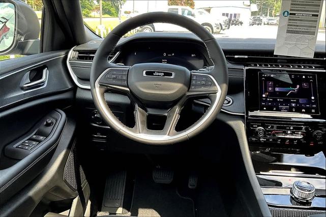 Photo of 2025 Diamond Black Crystal Pearlcoat Jeep Grand Cherokee