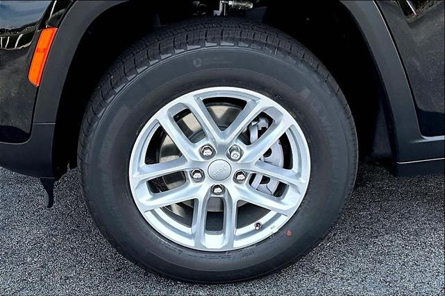 Photo of 2025 Diamond Black Crystal Pearlcoat Jeep Grand Cherokee