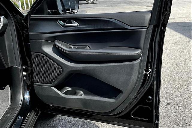 Photo of 2025 Diamond Black Crystal Pearlcoat Jeep Grand Cherokee