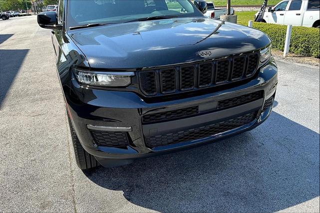 Photo of 2025 Diamond Black Crystal Pearlcoat Jeep Grand Cherokee L