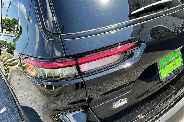 Photo of 2025 Diamond Black Crystal Pearlcoat Jeep Grand Cherokee L