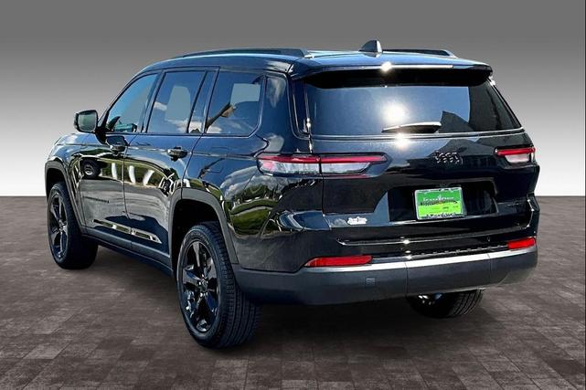 Photo of 2025 Diamond Black Crystal Pearlcoat Jeep Grand Cherokee L