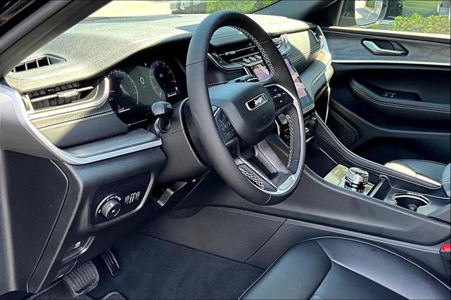 Photo of 2025 Diamond Black Crystal Pearlcoat Jeep Grand Cherokee L
