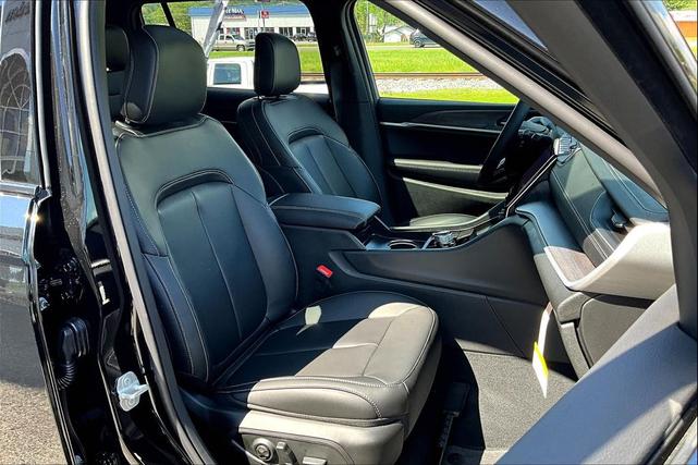 Photo of 2025 Diamond Black Crystal Pearlcoat Jeep Grand Cherokee L