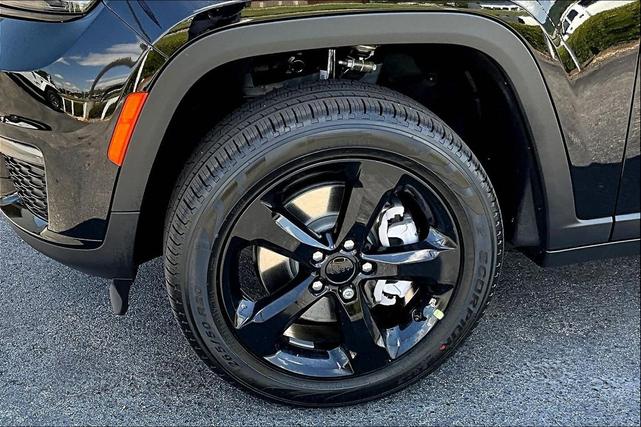Photo of 2025 Diamond Black Crystal Pearlcoat Jeep Grand Cherokee L