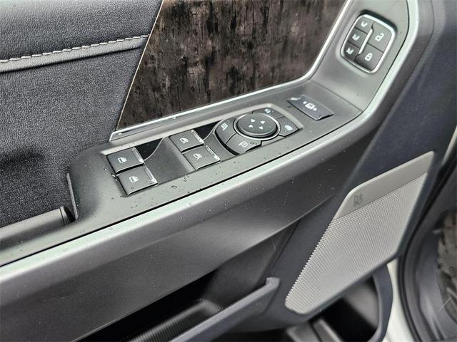 Photo of 2025 White Metallic Ford F-350