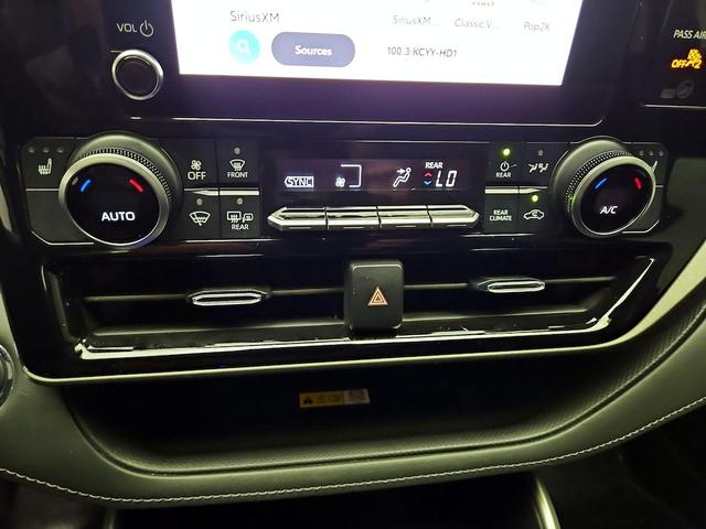 Photo of 2023 White Toyota Highlander