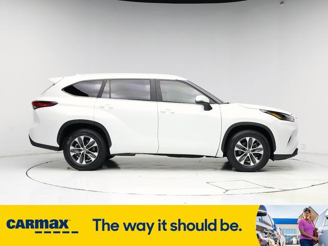 Photo of 2023 White Toyota Highlander