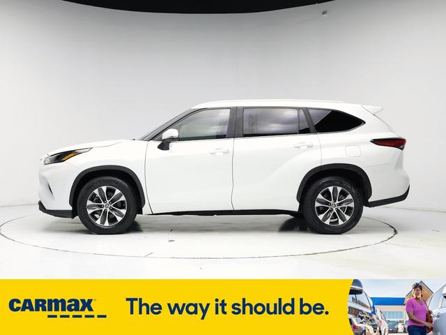 Photo of 2023 White Toyota Highlander