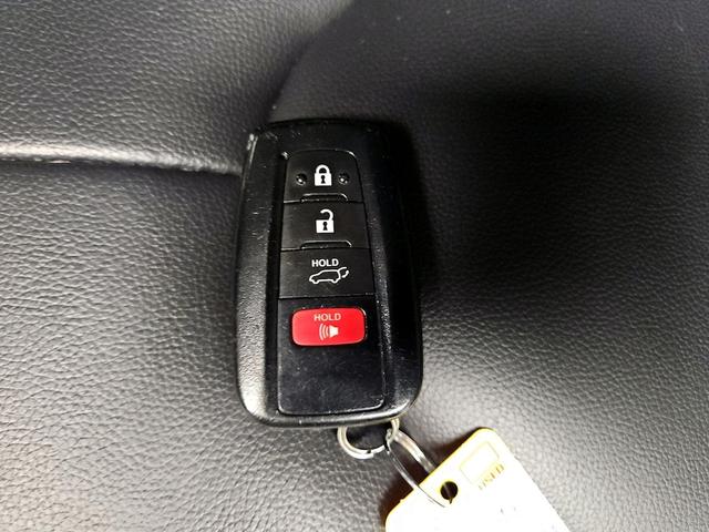 Photo of 2023 White Toyota Highlander