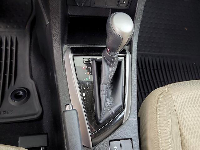 Photo of 2015 White Toyota Corolla