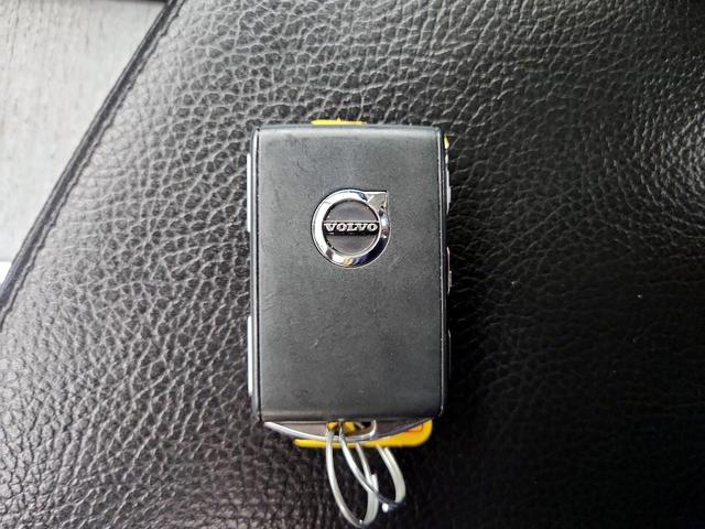 Photo of 2022 Pearl Volvo S60