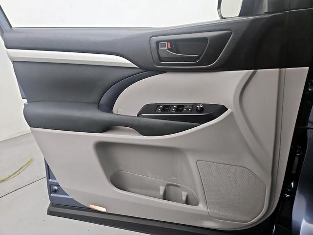 Photo of 2019 Blue Toyota Highlander