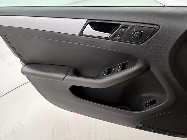 Photo of 2017 Gray Volkswagen Jetta