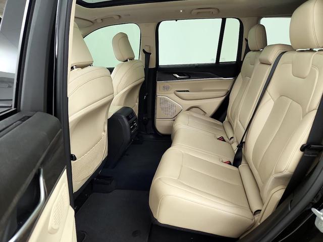 Photo of 2022 Black Jeep Grand Cherokee