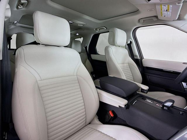 Photo of 2024 Santorini Black Land Rover Discovery