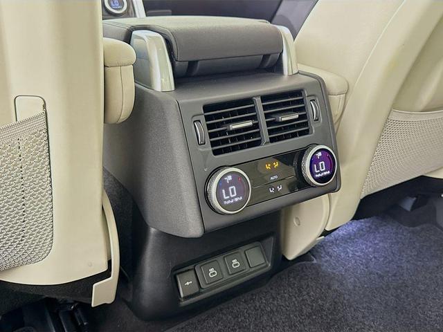 Photo of 2024 Santorini Black Land Rover Discovery