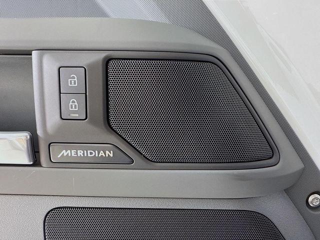 Photo of 2025 Fuji White Land Rover Defender