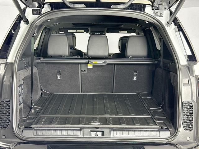 Photo of 2025 Fuji White Land Rover Discovery