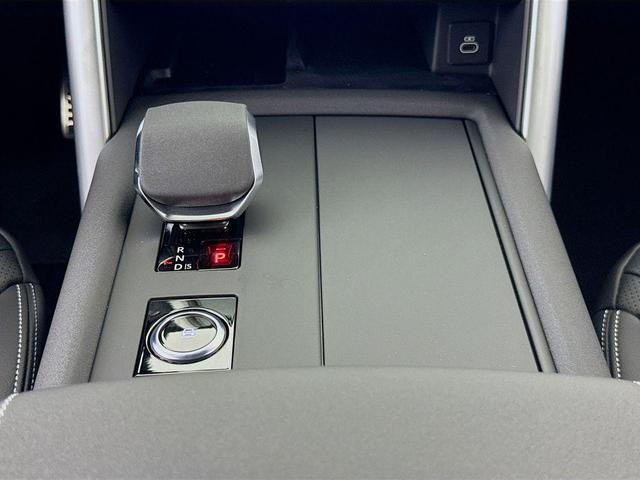 Photo of 2025 Fuji White Land Rover Discovery