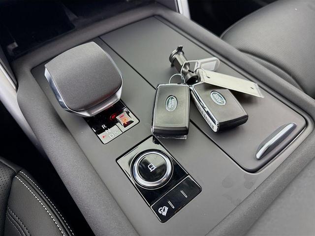 Photo of 2025 Fuji White Land Rover Discovery