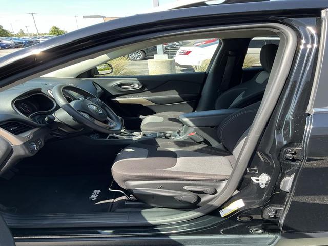 Photo of 2018 Diamond Black Crystal Pearlcoat Jeep Cherokee