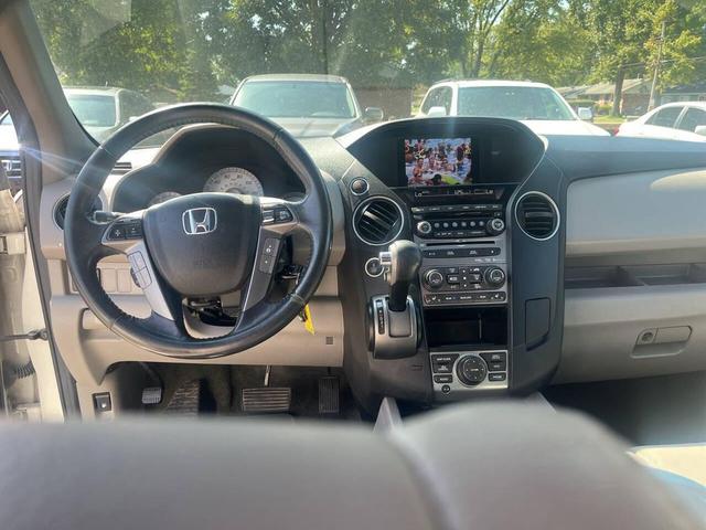Photo of 2013 White Honda Pilot